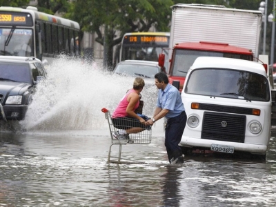 Chuva e bolsões de água prejudicam trânsito do Rio nesta terça-feira