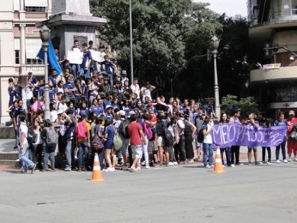 Protesto cobra melhorias em escola pública e ampliação do meio-passe