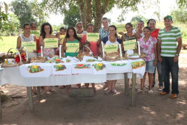 Prefeita Gislaine Lebrinha entrega certificados às alunas do curso de pintura