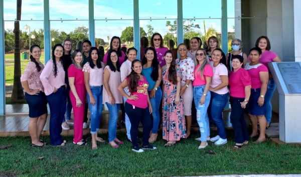 Equipe feminina na conscientização da luta contra o câncer