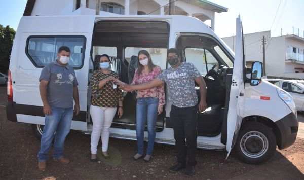 Saúde recebe van para o transporte de pacientes