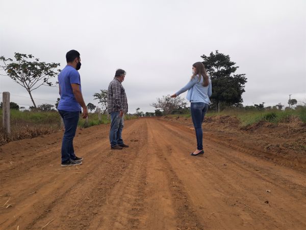 Prefeita Lebrinha acompanha trabalho de abertura de travessão