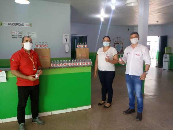 Secretaria de Saúde de São Francisco do Guaporé recebe doação de álcool em gel da Dydyo Refrigerante