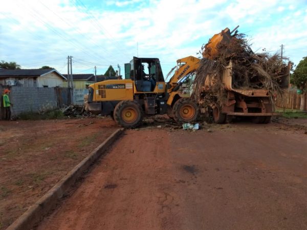 Prefeitura segue com serviços de limpeza na cidade