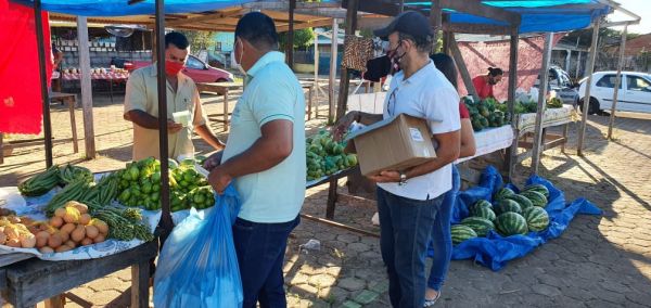 Secretaria de Agricultura e Meio Ambiente distribui álcool em gel e máscaras aos feirantes