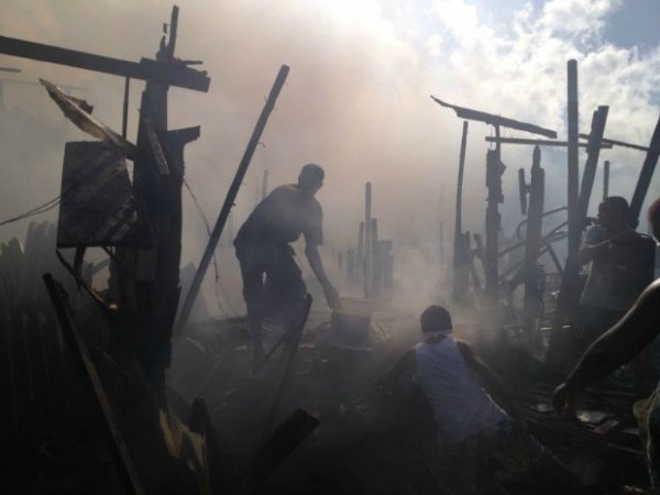 Prefeitura do Recife credencia 24 famílias em área atingida por fogo